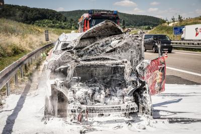 Gruibingen: PKW brennt auf der A8 voellig aus